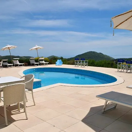 Red Roses Al Piano Terra In Holiday home Itri