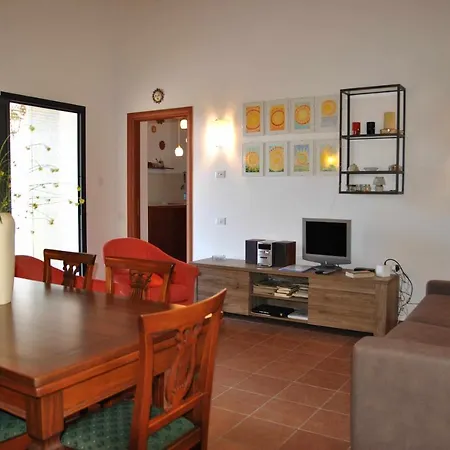 Holiday home Red Roses Al Piano Terra In